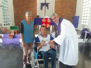 Juan Valdés accompanied by his mother Emiliana and the pastor of “Christ the Victor,” Félix Zamora. La Pica, Monagas State.